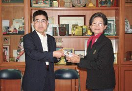 奨学金を手渡す様子