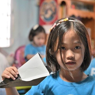 現地の子どもたちとKPACのスタッフ